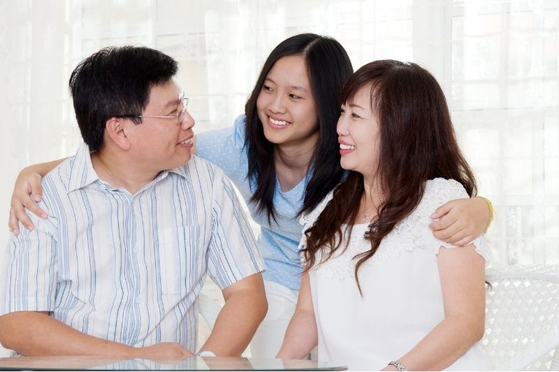 cha mẹ và con trò chuyện thể hiện kỹ năng giao tiếp tích cực