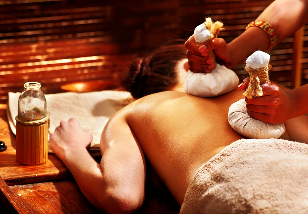 Du khách thư giãn với massage Ayurveda trong không gian yên tĩnh.