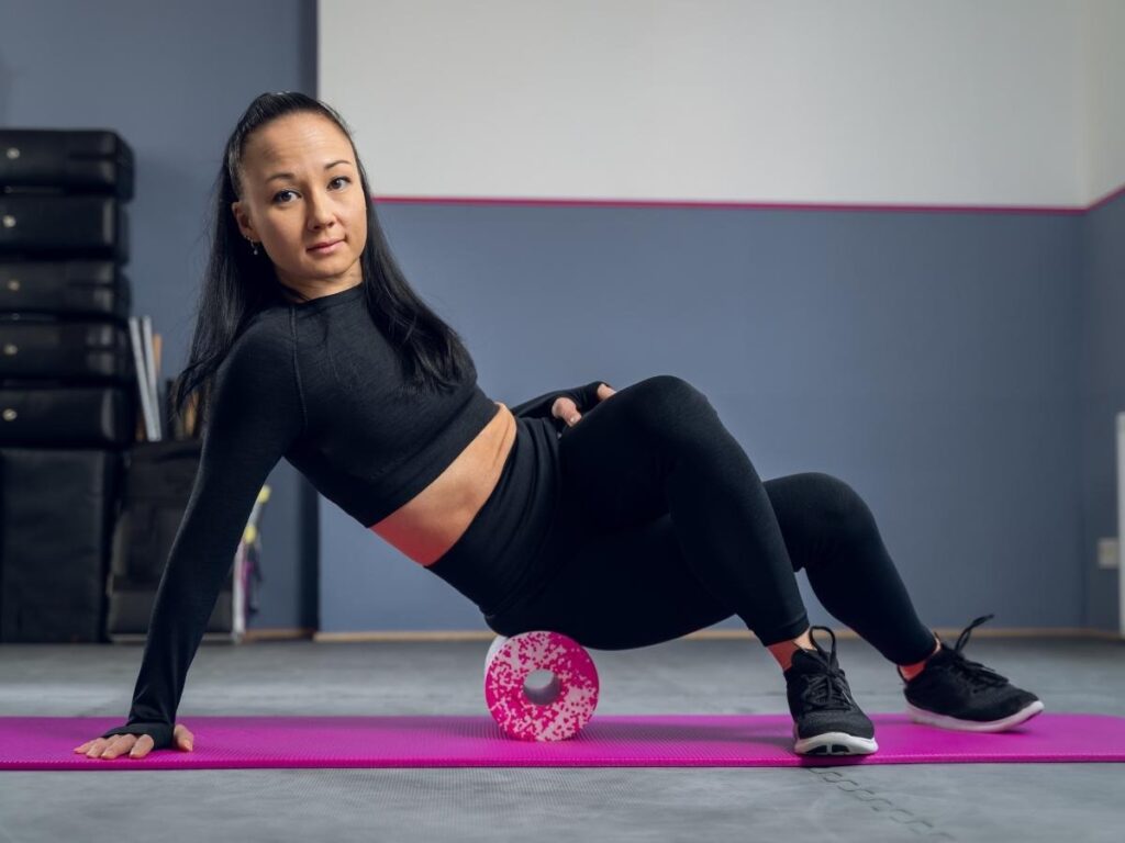 sử dụng foam roller massage cơ chân tại nhà