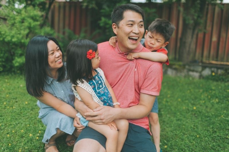 dấu hiệu làm cha mẹ tốt của bạn đời khi chơi cùng trẻ nhỏ