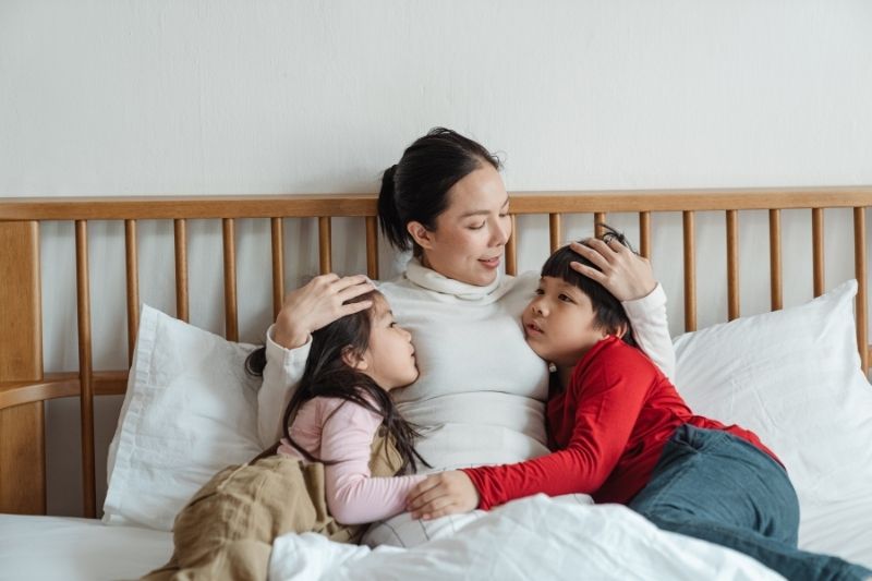 Điều tiết cảm xúc ở trẻ bắt đầu từ sự kết nối an toàn với cha mẹ.