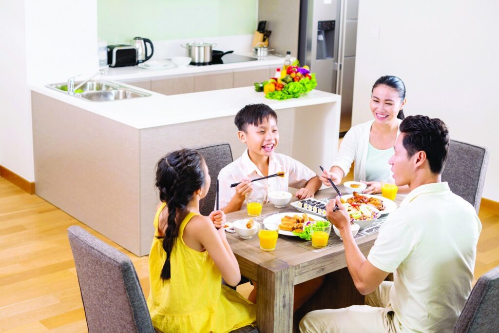 Bé vui vẻ ăn cùng gia đình với khẩu phần nhỏ gọn.