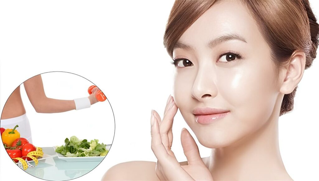 Người phụ nữ thư giãn với trái cây và nước lọc trong không gian sáng sủa.