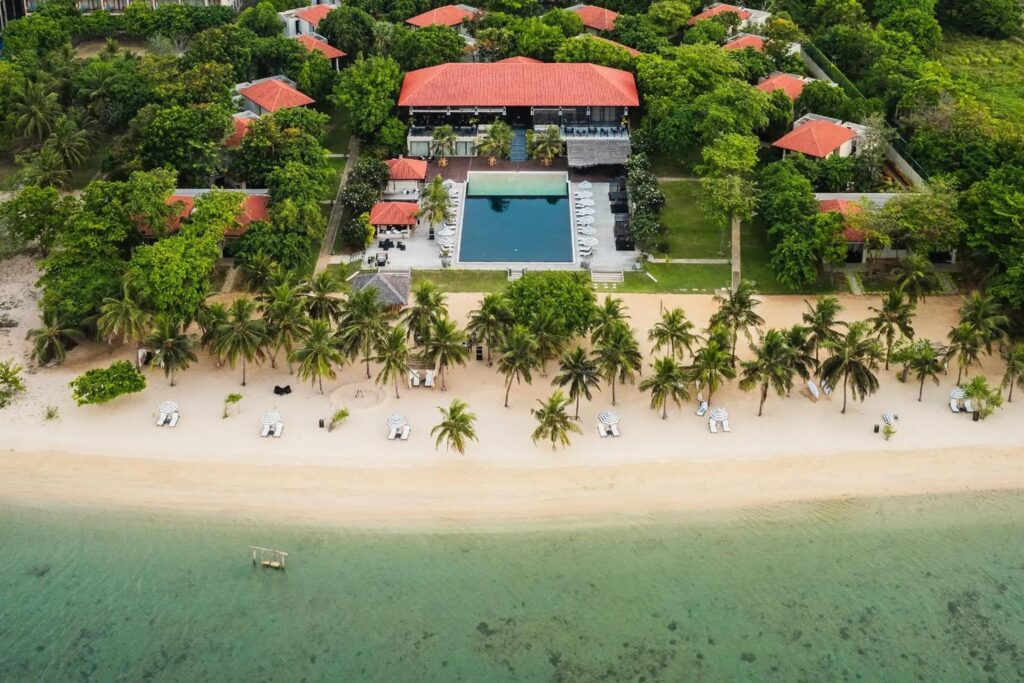 Toàn cảnh khu nghỉ dưỡng Sun Siyam Pasikudah bên bờ vịnh Kalkudah.
