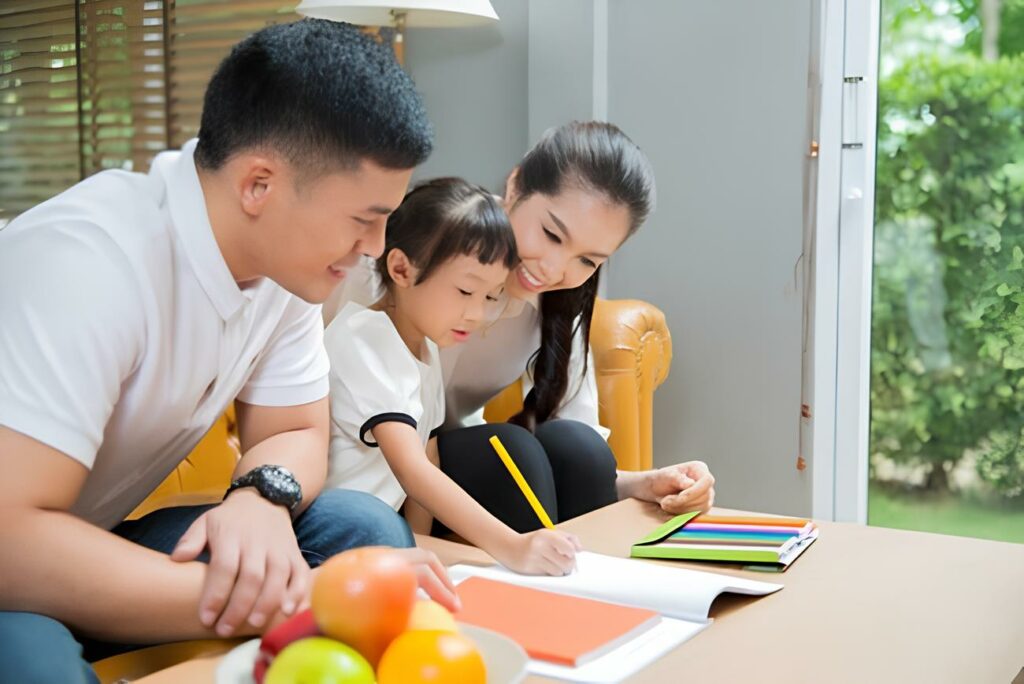 Học sinh ngồi học cùng cha mẹ trong không gian yên tĩnh