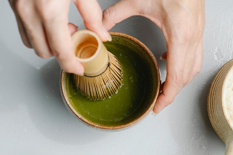 Ly trà matcha với bột trà xanh và chổi tre Nhật Bản.