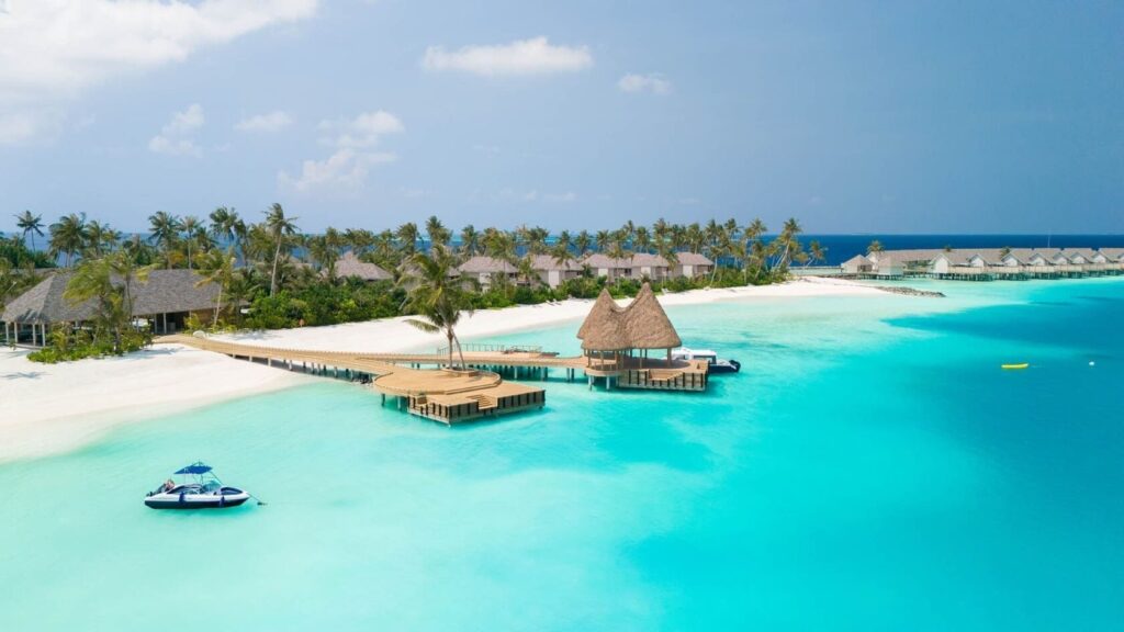 Biển xanh và villa trên mặt nước Maldives vào mùa thu