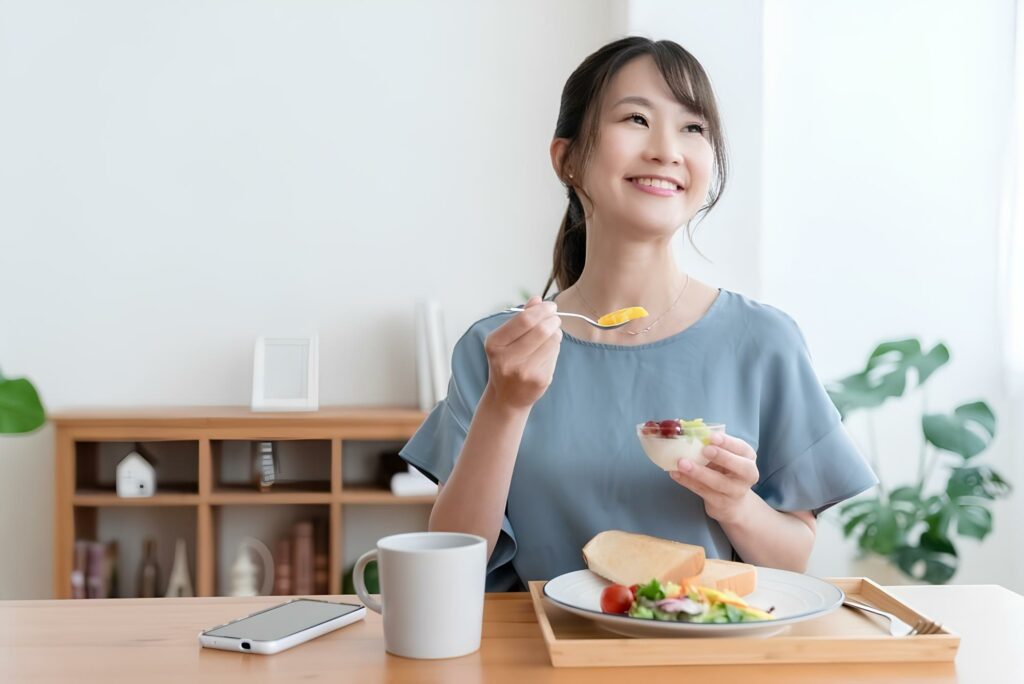 mẹ trẻ thưởng thức bữa ăn sau sinh trong niềm vui đón con