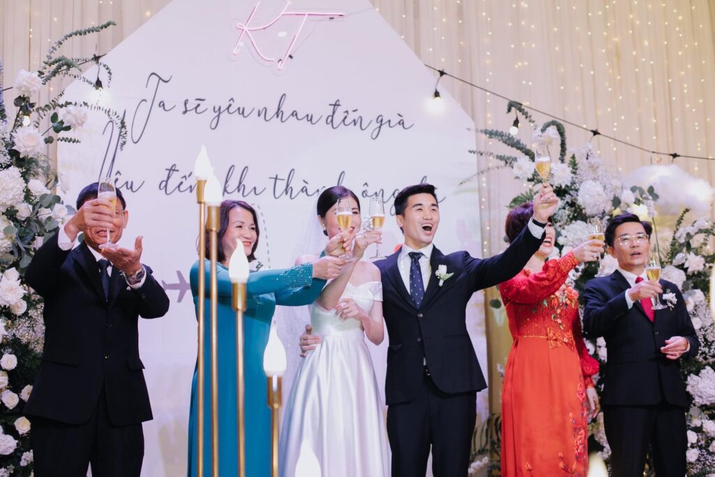 Cô dâu chú rể chụp ảnh cùng gia đình hai bên trong ngày cưới.