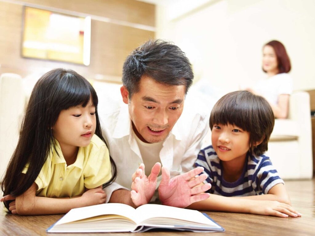 cha mẹ đọc sách cùng trẻ trong không gian ấm áp