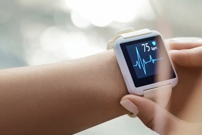 Thiết bị công nghệ đeo tay theo dõi sức khoẻ toàn diện