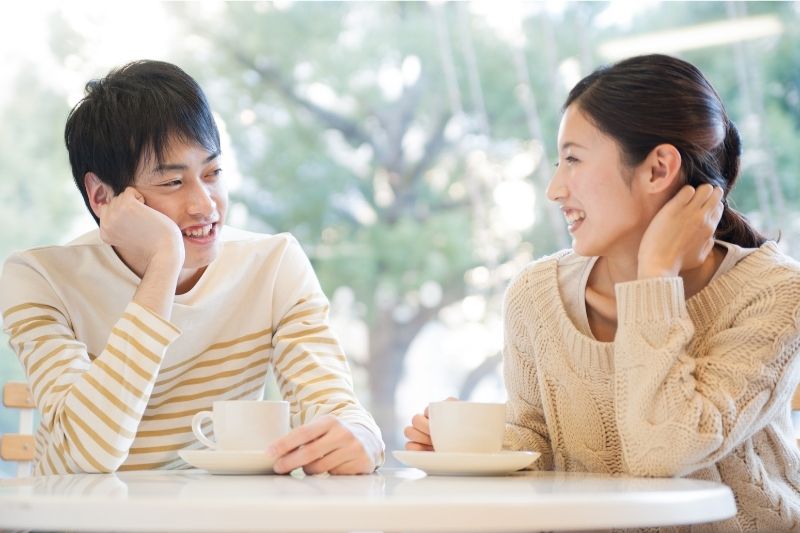 Cặp đôi trò chuyện thân mật trong không gian ấm áp