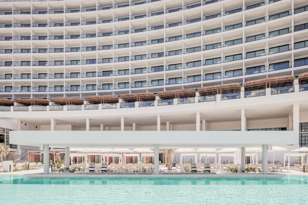 Hồ nước mặn AVA Bay sử dụng công nghệ Crystal Lagoons thân thiện môi trường.