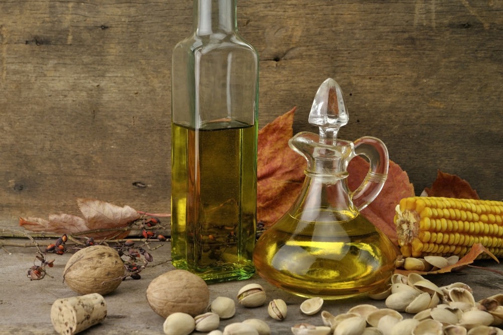 dầu olive cao cấp trong không gian bếp sang trọng.