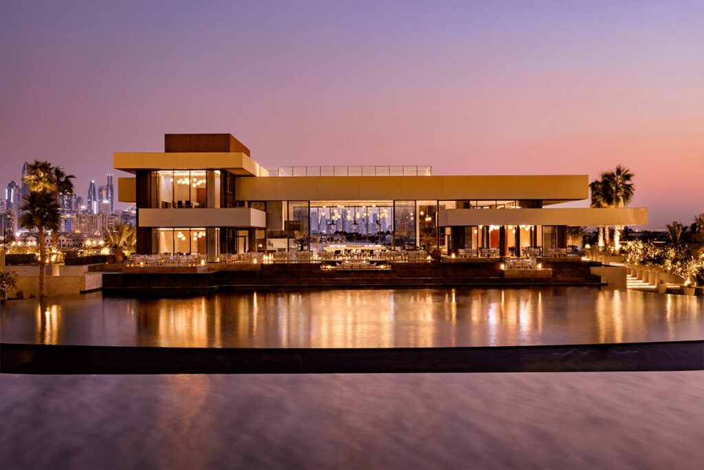 kiến trúc Atlantis The Royal Dubai bên bờ biển.