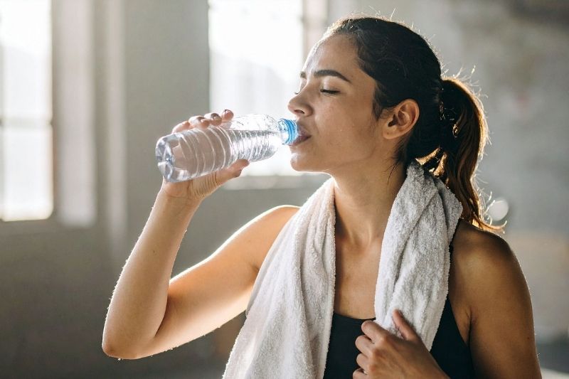 cô gái nghỉ ngơi sau tập luyện thể thao lành mạnh