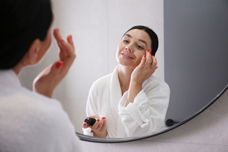 người phụ nữ chăm sóc da buổi tối