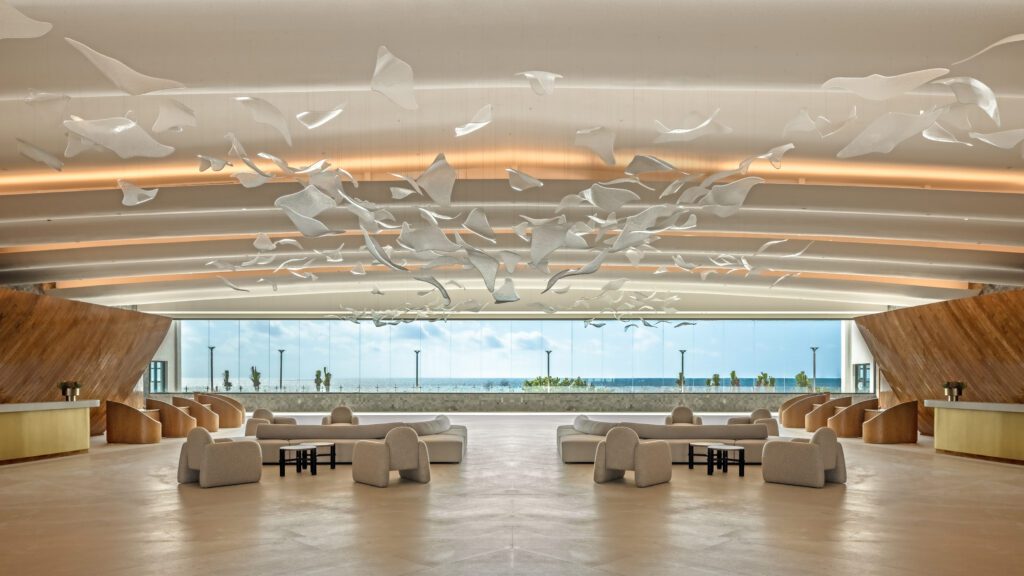 Sảnh lớn AVA Resort Cancun rực rỡ dưới ánh sáng pha lê Lasvit.