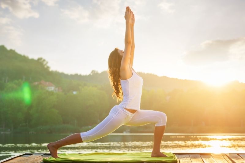 người phụ nữ tập yoga buổi sáng