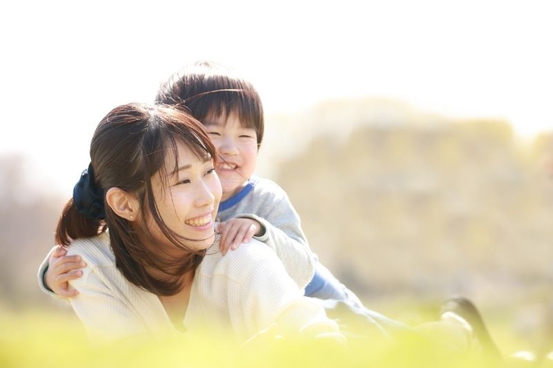 người mẹ hạnh phúc cùng con nhỏ
