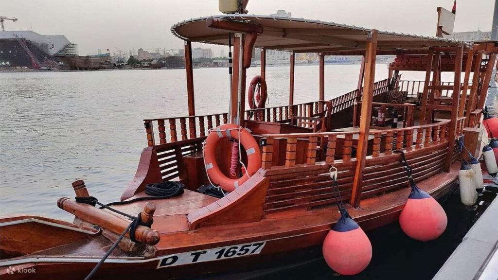 abra truyền thống trong khu nghỉ Dar Al Masyaf Dubai.