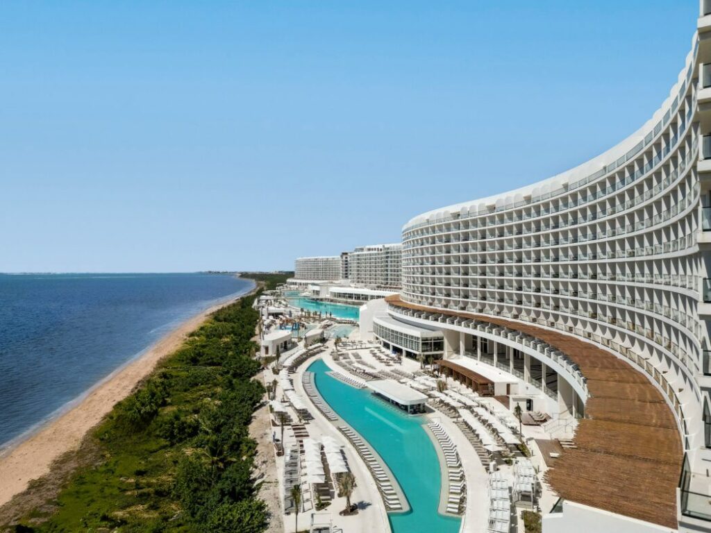 AVA Resort Cancun nhìn toàn cảnh hướng biển, biểu tượng du lịch trọn gói sang trọng tại Mexico.