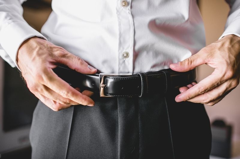 chú rể chỉnh thắt lưng sang trọng trong ngày cưới