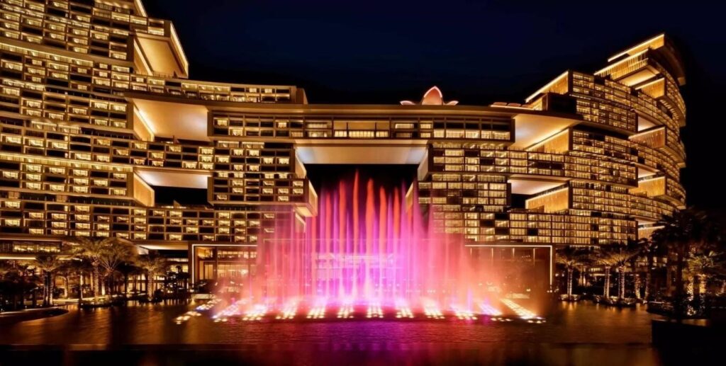 khách sạn xa xỉ Dubai Atlantis The Royal nhìn từ vịnh về đêm