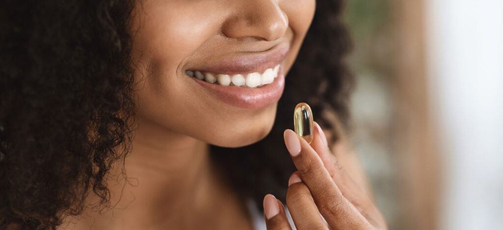 lọ thực phẩm bổ sung biotin trên bàn trang điểm buổi sáng.