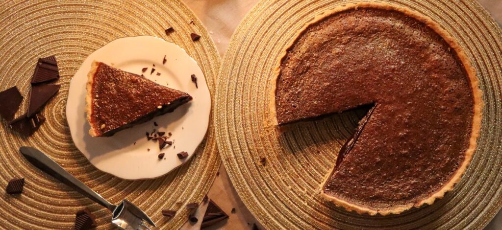 lát tart socola muối trên đĩa 