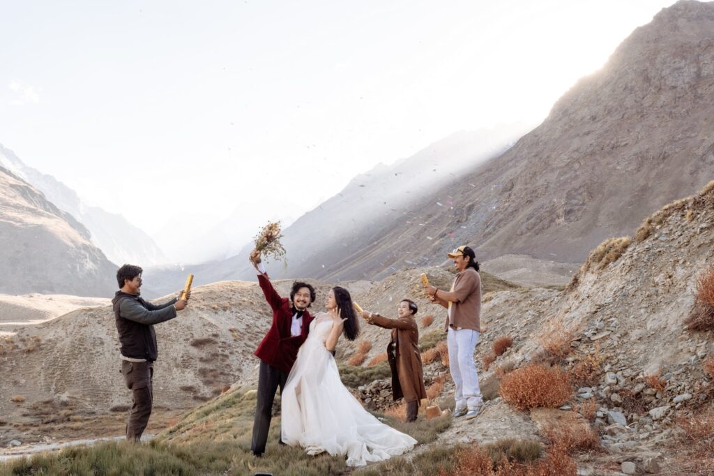 cặp đôi tổ chức elopement wedding riêng tư giữa thiên nhiên.