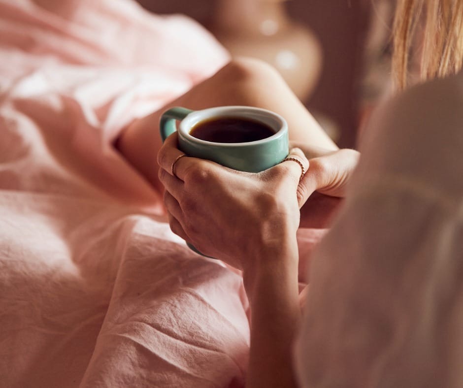 Thưởng thức một tách cà phê mỗi sáng là thói quen của rất nhiều mẹ bầu ngày nay