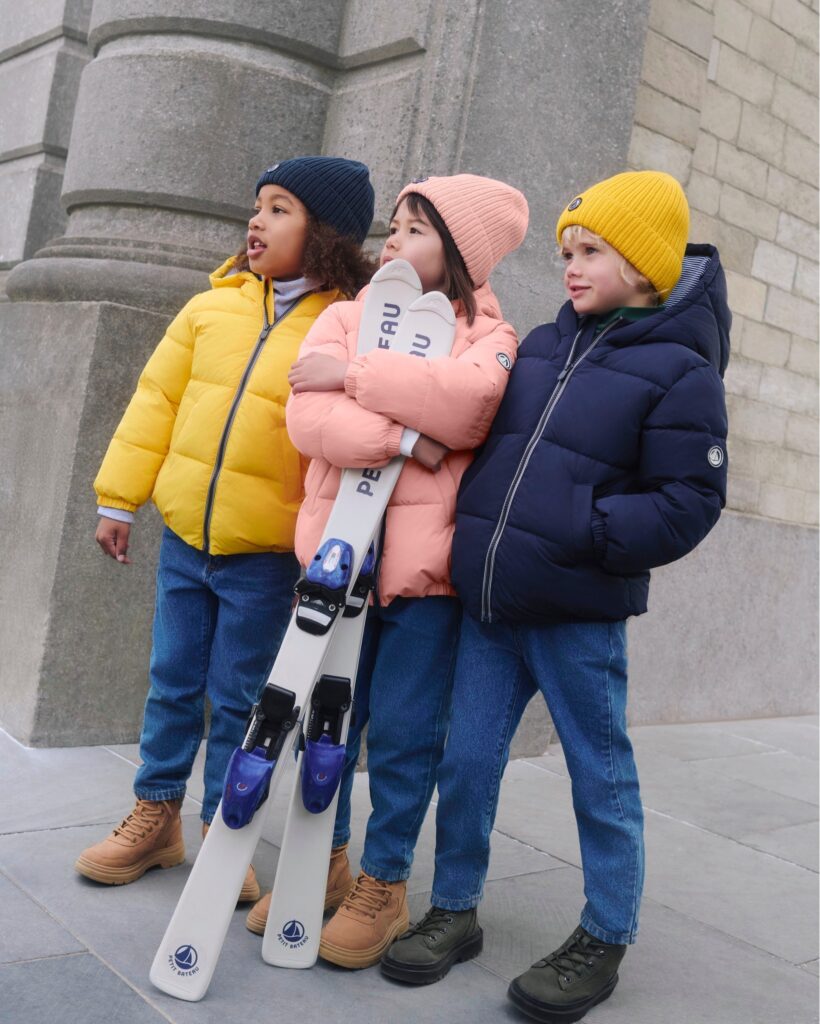 Những ngày thời tiết lạnh giá không thể thiếu áo khoác, nón, tất, giày ủng chống thấm nước