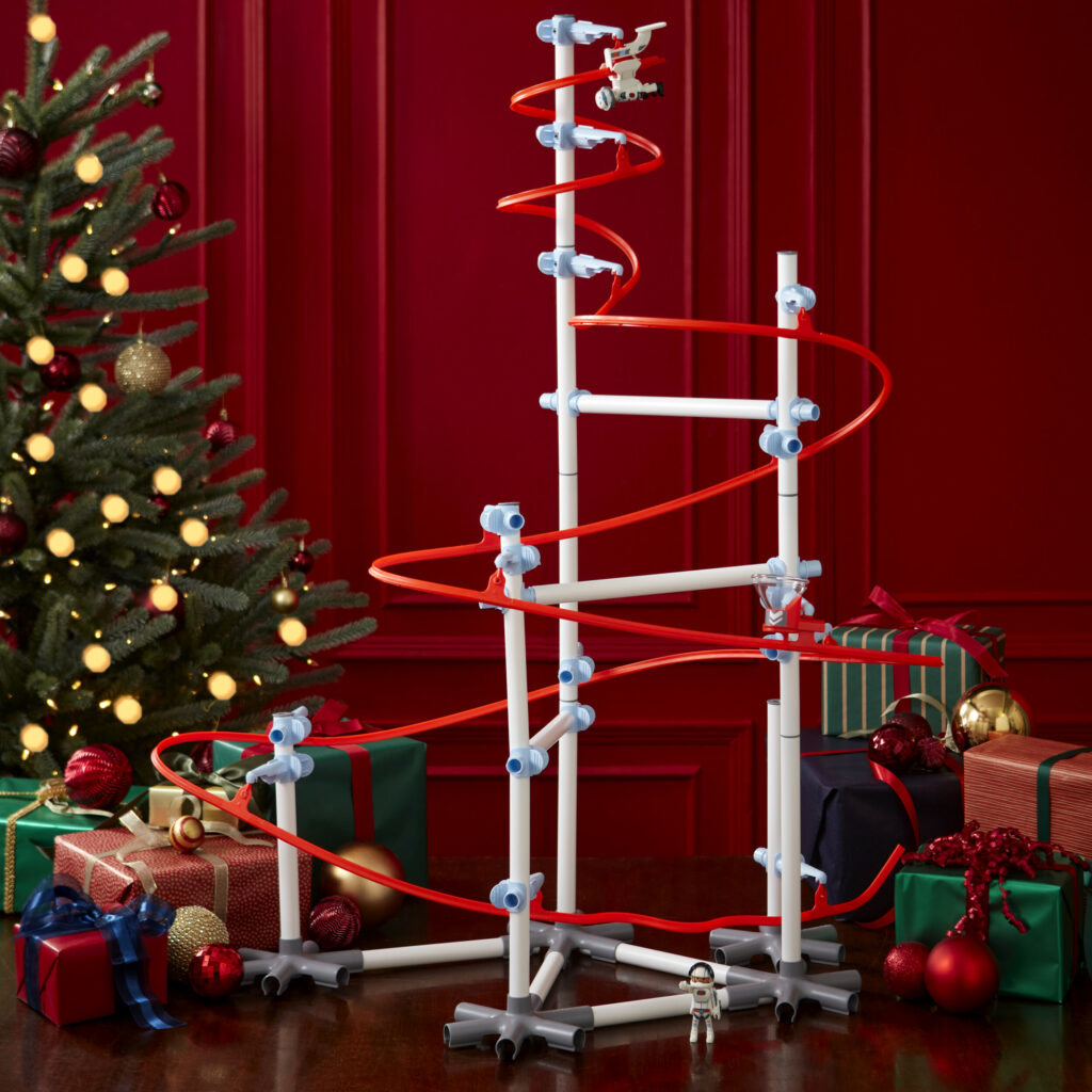 Sky Trails: S1 Starter Kit cho phép người chơi tạo nên đường chạy thú vị với những khúc cua uốn lượn