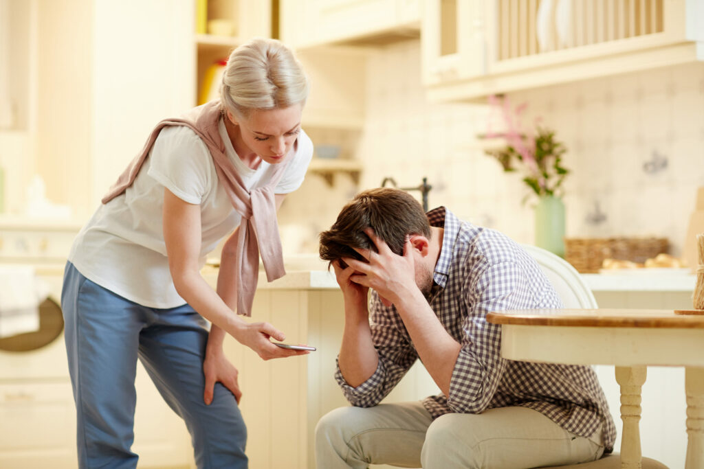 Ở mức độ hành vi, ghen tuông có thể dẫn đến hàng loạt phản ứng, như kiểm tra điện thoại của đối phương