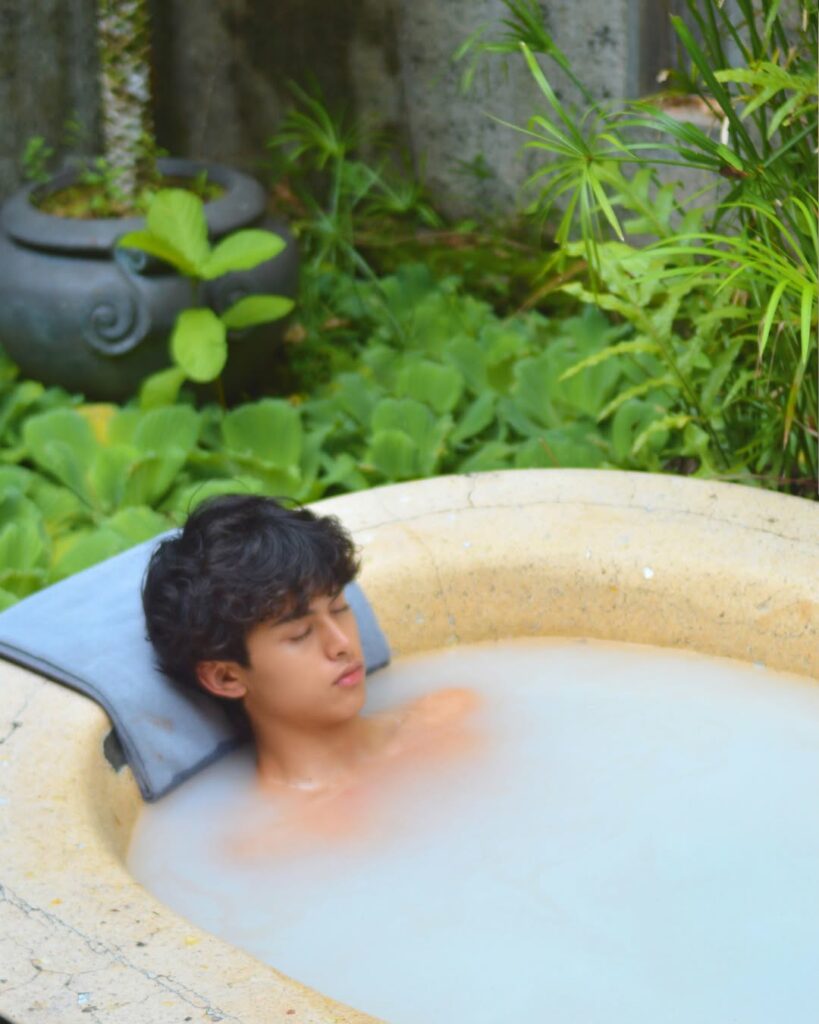 Khách hàng nhí tận hưởng trải nghiệm The Farm’s signature Hilot Haplos