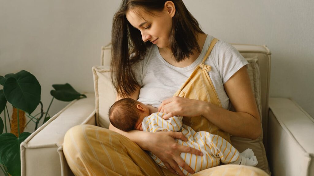 Tăng cường bú mẹ là một trong những cách hiệu quả giúp con giảm nguy cơ nhiễm bệnh mùa lạnh