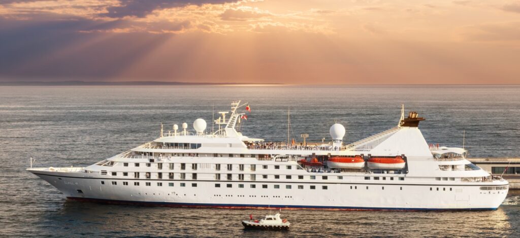 Trải Nghiệm Kỳ Nghỉ Trên Du Thuyền Nhỏ