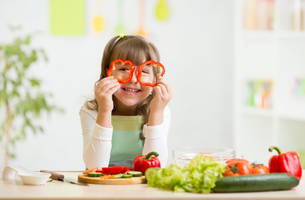 Chế độ dinh dưỡng cân bằng đóng vai trò nền tảng trong việc duy trì và bảo vệ thị lực của trẻ