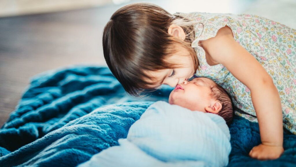 Nếu có thể, bố mẹ cho trẻ tiếp xúc với trẻ sơ sinh của bạn bè hoặc họ hàng