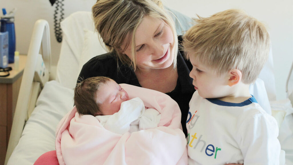 Mẹ đừng quên âu yếm khi được con đến thăm sau sinh em bé