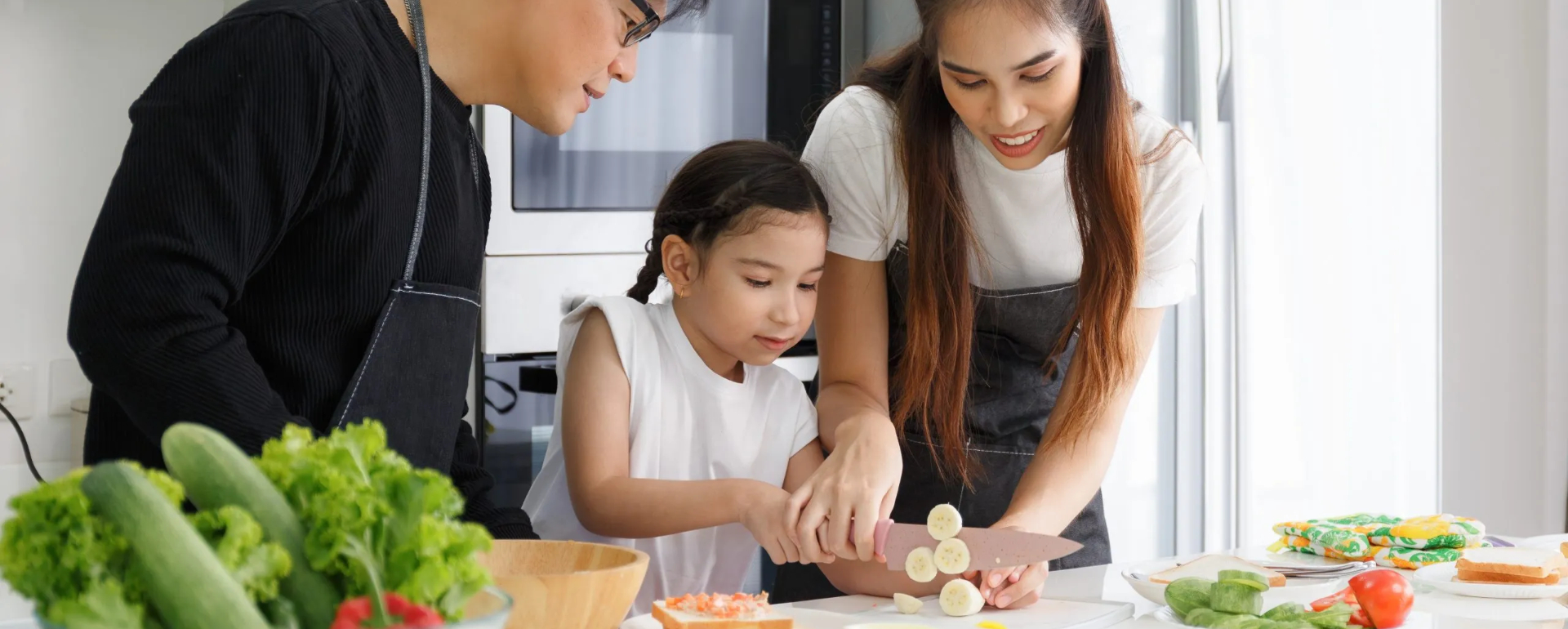 Rộn Rã Tiếng Cười Trong Gian Bếp Yêu Thương