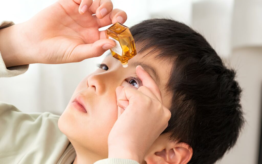 Giữ Vẻ Tinh Anh Cho Đôi Mắt Bé Yêu