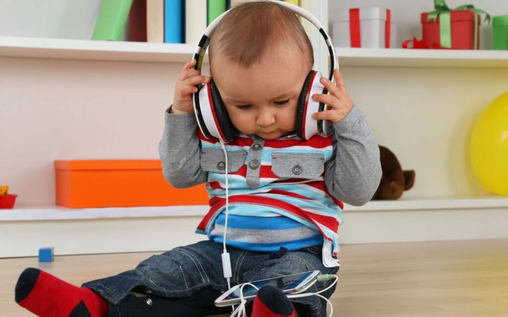 Từ 0 đến 12 tháng tuổi có thể phân biệt được âm thanh giữa các ngôn ngữ