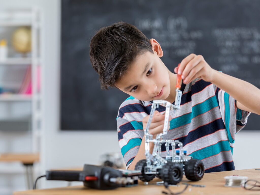 Bé tiếp cận việc học như một hành trình khám phá hơn là quá trình tiếp thu thụ động