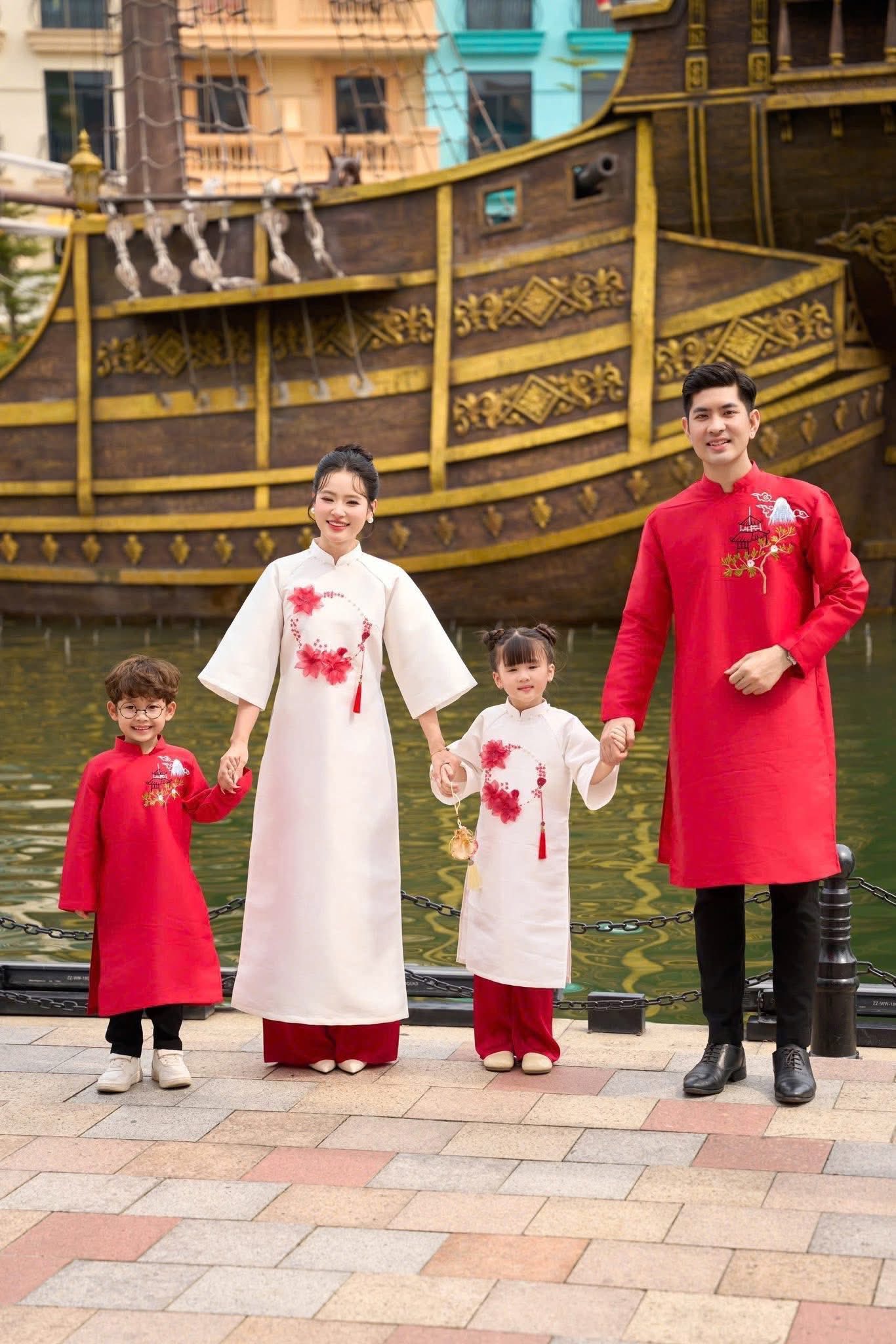 Thiết kế áo dài bố, mẹ và bé có sự đồng điệu một cách tinh tế