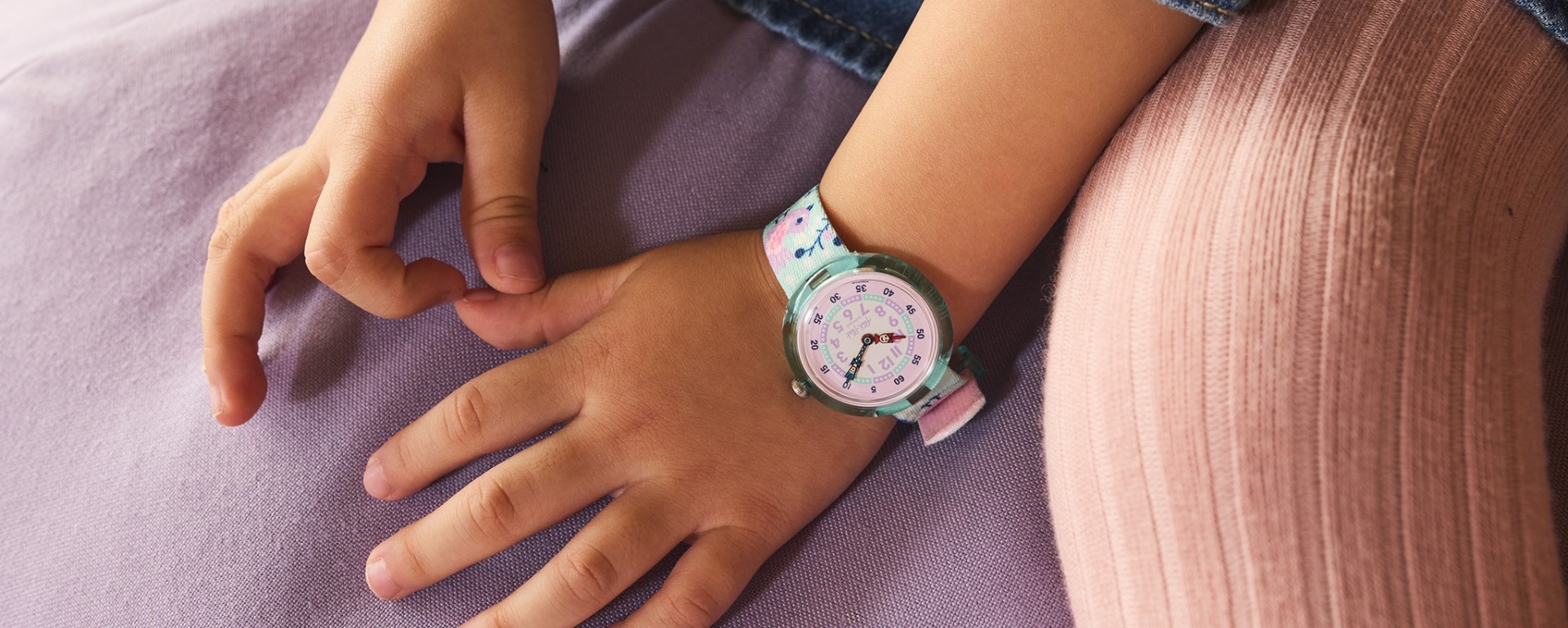 Thế Giới Sắc Màu Trên Cổ Tay Bé