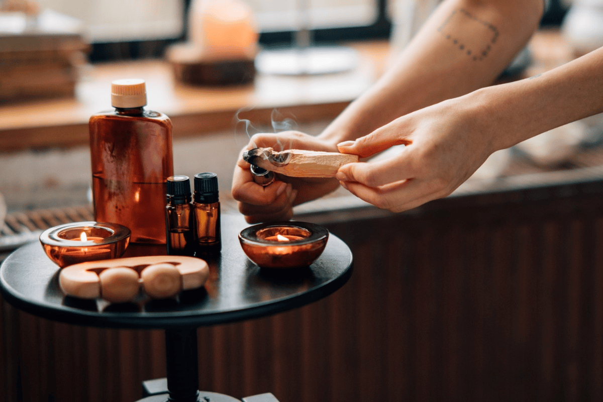 Một chút nến thơm, tinh dầu hay âm nhạc nhẹ có thể biến việc chăm da thành một khoảng nghỉ thực sự