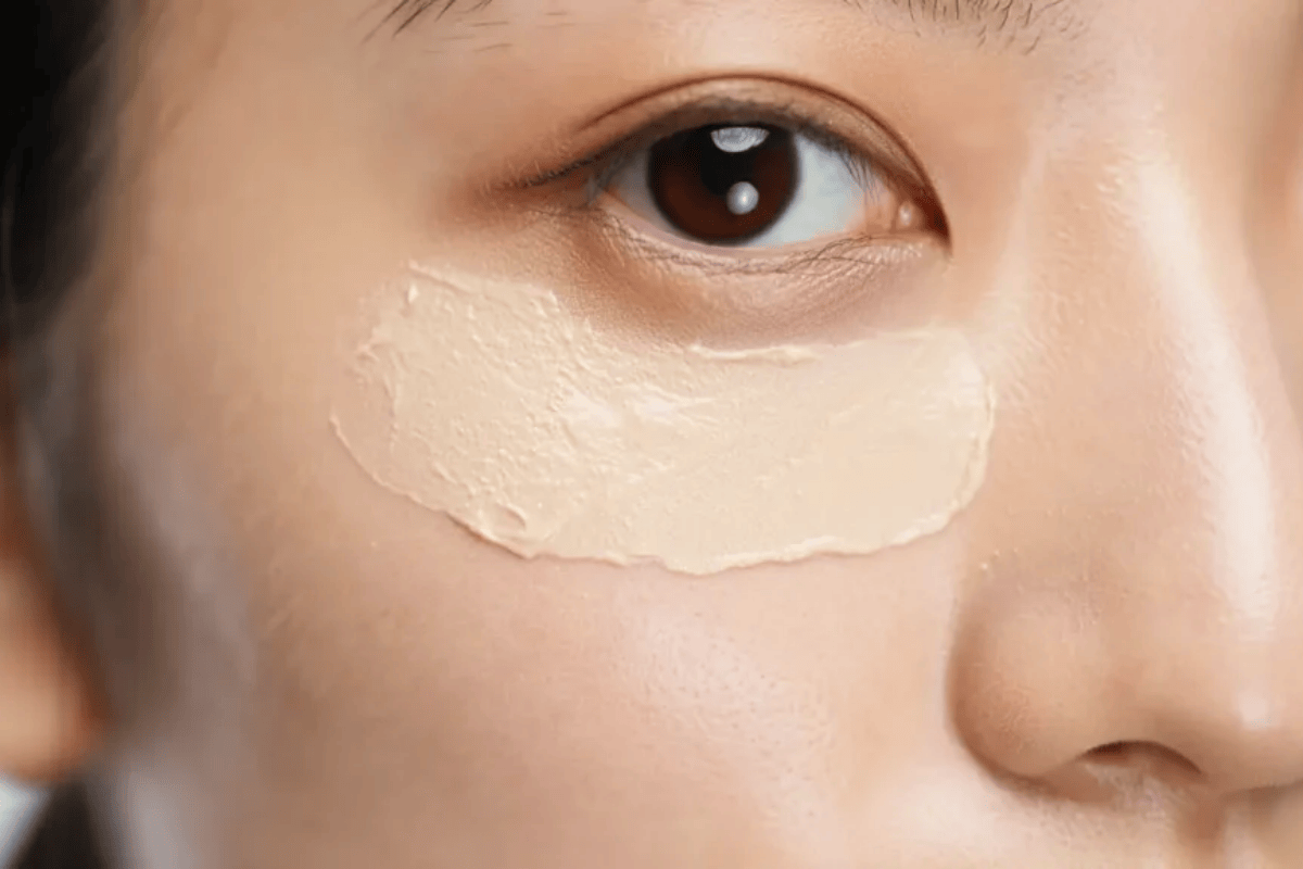 Có một nghịch lý quen thuộc trong trang điểm: càng cố che, làn da càng lộ, đặc biệt ở vùng dưới mắt