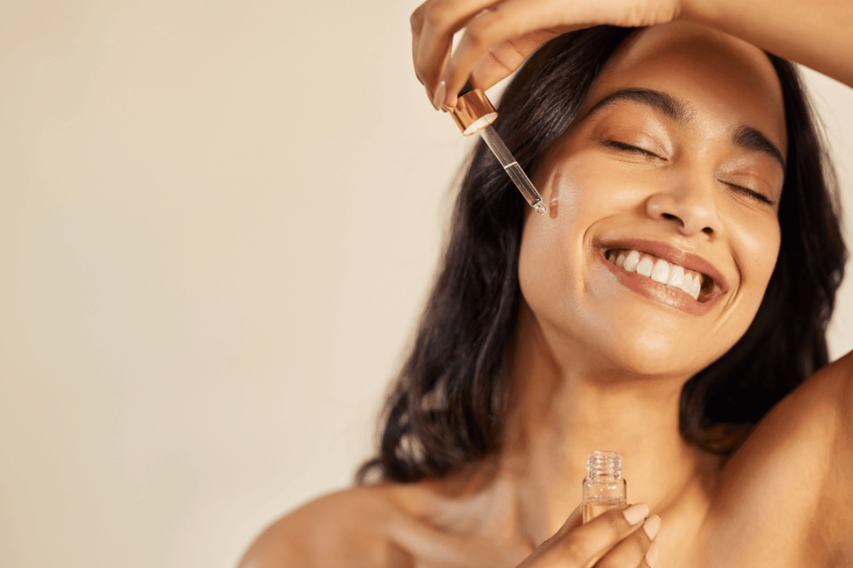 Một lớp dưỡng mắt nhẹ, đủ ẩm sẽ giúp bề mặt da mềm và sẵn sàng cho lớp nền